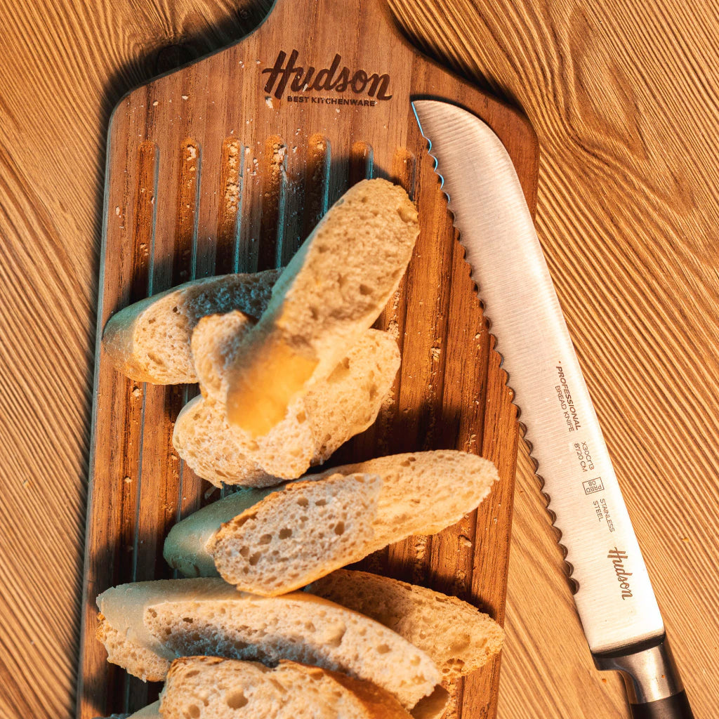 Tabla de madera 38,5x15x15 cm + Cuchillo 8¨ de Pan Línea Profesional